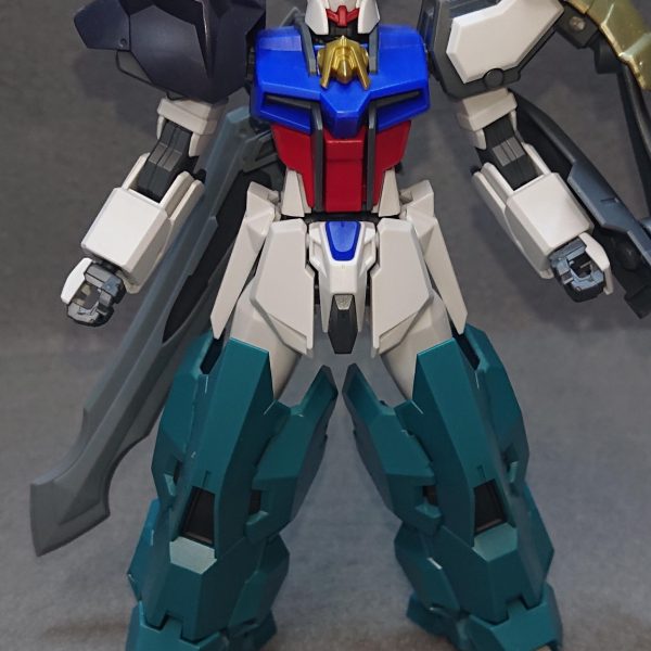 82番目のストライクの仮組ができました!今回の機体は、パワータイプの騎士をモチーフとした近接戦型のストライクになります💡前回から引き続きの“騎士型ストライクシリーズ”2機目になりますねw▼武装は“大剣”1本になります💡この大剣は“30MFアイテムショップ2(ファイターオプション)”に収録されているソードをベースに“30MFクラスアップアーマー(リーベンパラディン)”に収録されている武装強化パーツを組み合わせて作っています!今回の機体はパワータイプなので、左肩のショルダーシールドと左腕のシールドで敵の攻撃を防ぎながら前進し、1撃で敵を薙ぎ払う戦い方を考えています!力こそパワーって感じですねw▼1番の改造ポイントは、右肩の追加アーマーです💡このショルダーアーマーは“30MFクラスアップアーマー(ローザンウォーリア)”に収録されているモノになります接続方法としては、ストライクの肩アーマーがあると30MFのアーマーで挟み込めなかったので肩アーマーを撤去してから30MFのアーマーを被せました!被せただけでは固定出来ないのですが、追加アーマーの背面部には丁度良く3mmのジョイント穴があるので、そこの穴と合うようにストライクの肩フレームにも3mmの穴を開けてジョイントパーツで繋げています✨穴は最後にディテールアップパーツで塞ぐ予定です▼拘りポイントは、敢えて腰回りには追加アーマーを配置せず腰の細さを強調することで腕周りと脚部のマッシブさを強調しているところです✨前作の“シュヴァリエストライク”は腰回りのアーマーが強調されていたこともあり、それとの対比も狙っていたりしていますねw少しでも差別化と個性が出せていれば嬉しいです!▼新しい試みとしては、脚部がCジョイント接続であることを活かして水星キット系の脚部ミキシングに挑戦してみました💡今まで水星キットとのミキシングは苦手としていたのですが、少しずつ出来ることが増えてきて嬉しい限りですwただ、力強さを求めて“ルブリス・ウル”の脚部を組み合わせたまではイメージ通りだったのですが、脚が閉じれなくなったのは予想外でしたw💦▼パワー系らしく重厚感のあるカラーリングになるよう塗装を頑張りたいと思います✨では、完成投稿でまたお会いしましょうw(3枚目)