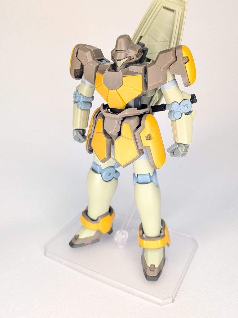 塗装前。上腕はロール軸の部分から2mm、太腿も同じくロール軸の部分から7mm延長し、胴と足首のポリキャップの受けにもプラ板を噛ませて延長しました。ラシード機再現パーツ用の肘、膝の穴もチープに感じたのでコトブキヤ-M.S.G.六角ナット２番でディティールアップしています。ハンドパーツはあすぱら模型さんのASPハンド角型SSです。ハンドパーツは造形の情報量の辻褄を合わせるべく、甲の部分のディティールをパテで埋め立てました。