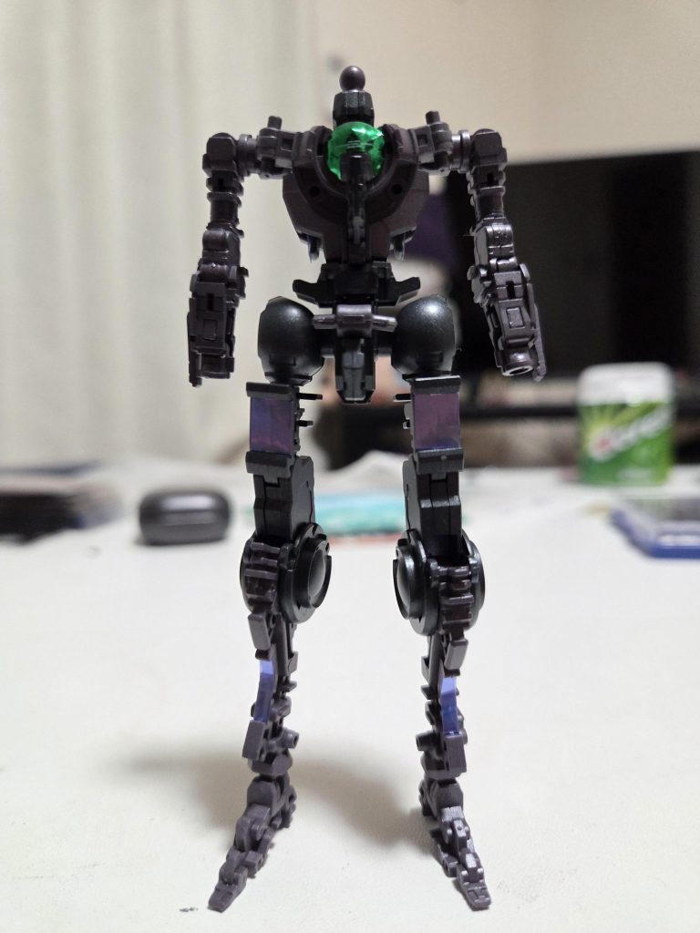 フレームです。AMGが主流だった頃のRGなので貧相なフレームですね。これからモリモリになるので関心しながら作ってました。色は赤多めのグレーバイオレットで調色してみました。もうちょいグレー寄りにしても良かったかな?と思います。以外ポージングです。