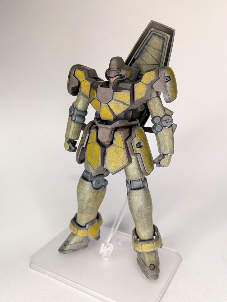 完成後。塗装は清水圭さんのメソッドを参考にした、黒立ち上げからの水性ホビーカラー筆塗りです。また砂漠地帯での活躍が印象的な機体なので、足、下脚の裾、アンクルガードなどにはタミヤウェザリングマスターAセットのライトサンドを擦り付けてウェザリングしました。