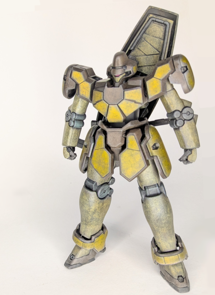 完成後。塗装は清水圭さんのメソッドを参考にした、黒立ち上げからの水性ホビーカラー筆塗りです。また砂漠地帯での活躍が印象的な機体なので、足、下脚の裾、アンクルガードなどにはタミヤウェザリングマスターAセットのライトサンドを擦り付けてウェザリングしました。