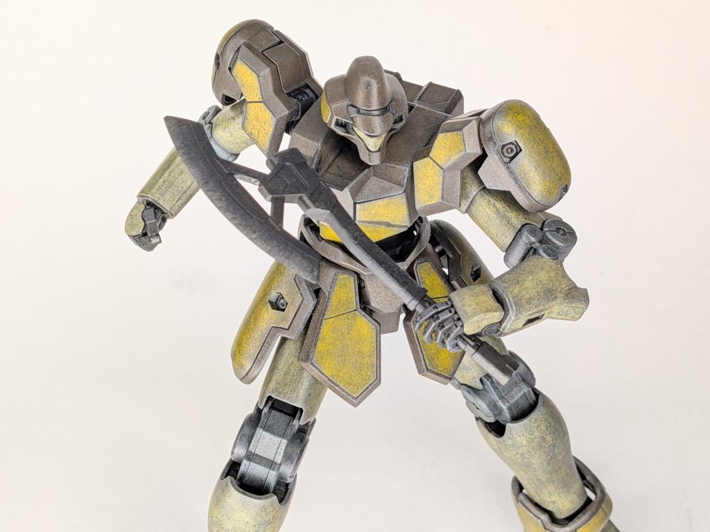 何枚かポージングを。ヒートトマホークは刃をヤスリがけでシャープ化しています。塗装一層目の黒鉄色はドライブラシの要領で刃先端にメタリック成分を多く乗せ、質感の違いを表現しました。