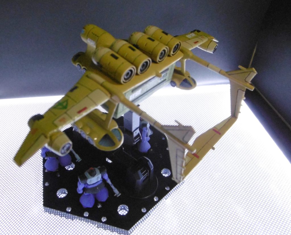 既存モールドを彫り直してから、スジボリを追加、プラ板チップを要所に配置してディテールアップしました。塗装はラッカー塗料を筆塗りしています。