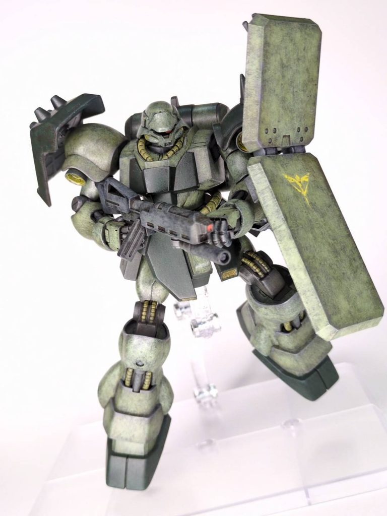 ポーズを付けて何枚か。ビーム・ソード・アックスにはソード状態のエフェクトパーツが付属していなかったので、レズン機のエフェクトを取り付けるための凹部を調整し、手持ちにあったサーベルエフェクトを装着できるようにしました。閲覧ありがとうございました!