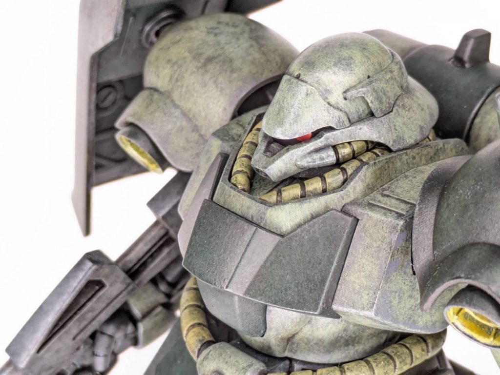 今回はほとんど素組みですが、頭部とシールドは少し手を加えました。頭部まわりの印象を変えたかったので、ヒサシ部分に薄手のプラ板を何枚か積層して幅増しし、目つきを鋭くしています。