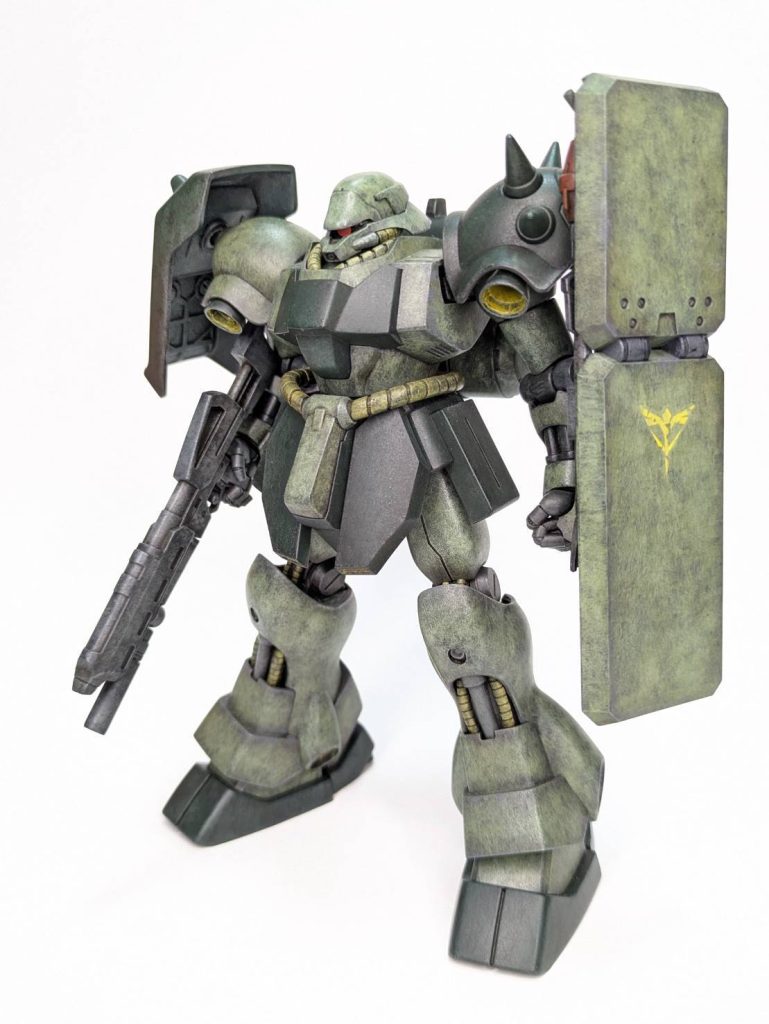 元のシールドはネオ・ジオンのエンブレムが直接彫り込まれていたのですが、リアリティに欠けると感じたので一度モールドを埋めています。その上で駿河屋で購入したネオ・ジオン汎用デカールを貼付。エンブレムを再現しました。ハンドパーツには あすぱら模型さんのASPハンド丸型Rev.2 [10.2]set /αを使用。大きめにデザインされていて、骨太なギラ・ドーガによく馴染んでいるように感じます。ジオン機を製作予定の方はぜひ試してみてください!(ステマ)