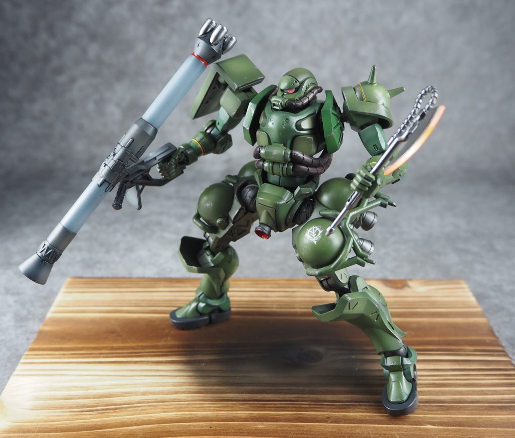 100円ショップで購入した木の板にひと手間だけ加えて台座にしています。