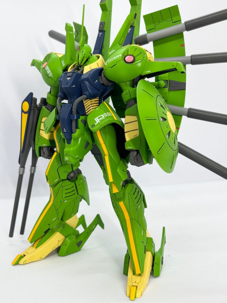 プロポーション的には股間接の稼働域が限定的でカトキ立ちが決まらないため、接続軸を切り離し外方向に1mm延長し、パーツ同士の干渉箇所を削り込みました。この工作で力強いカトキ立ち姿勢にする事ができました。