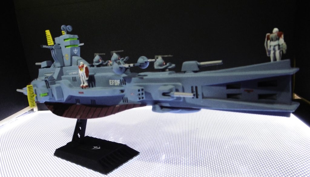 船体の縦一直線に合わせ目があり、それを消すのが厄介だったのと、船体の下のあずき色のヒレにみたいな部分（これ何というのでしょう？）の接着に苦労しました。