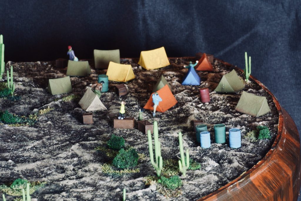 スケール感を出すためアプサラスの登場に慌てふためく難民キャンプも作成しました。子供は呑気に手を振っています。