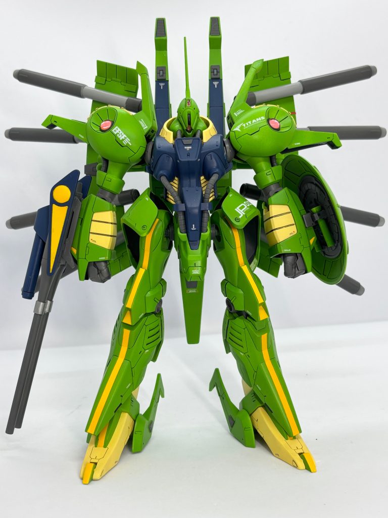 正面から。ワンパターンな作風ですがディテールアップパーツやプラ板、スジボリなどで情報量を増やす方向で、仮想RGパラスアテネを目指してます。