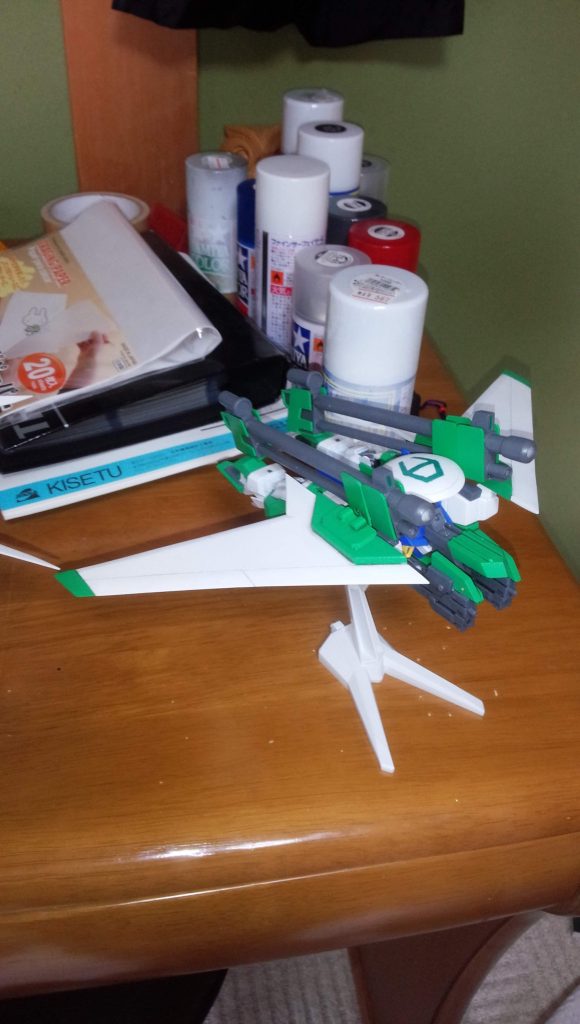 AGE‐2ならではの高機動形態、ストライダーモード。敵の拠点や部隊のど真ん中に飛び込み、ありったけの火力を叩き込んでから離脱する爆撃形態でもあります。