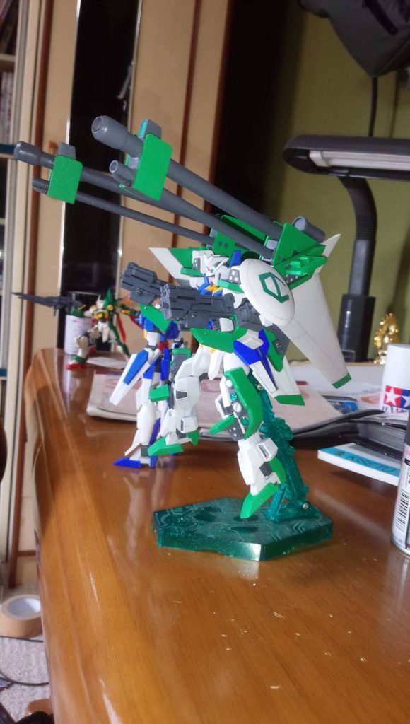 ドッズサブマシンガン×2、ドッズハイブリッドキャノン×2、カーフミサイル×32。全装備を解放したフルバーストは射程範囲内全ての瞬く間に焦土へと変える威力があります。