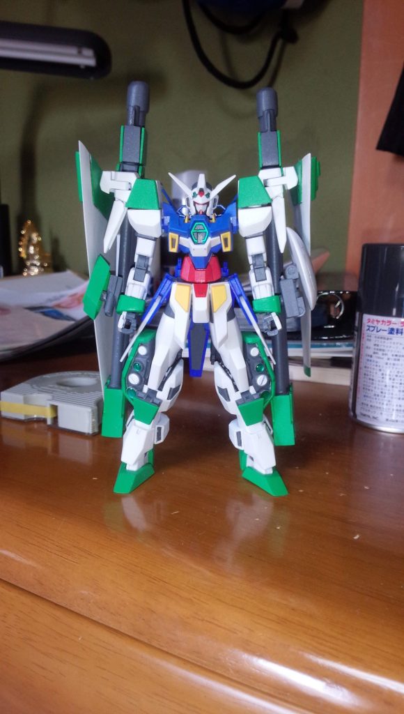 テーマは砲撃型AGE‐2。物理で殴る事を強いられている、とばかりにAGE3が出てくるまで近距離思考が捨てきれないようなウェアばかり出てた公式への反発心から、思いっ切り遠距離から乱れ撃つスタイルに振ったウェアを作ろうと思ったのが発端でした。