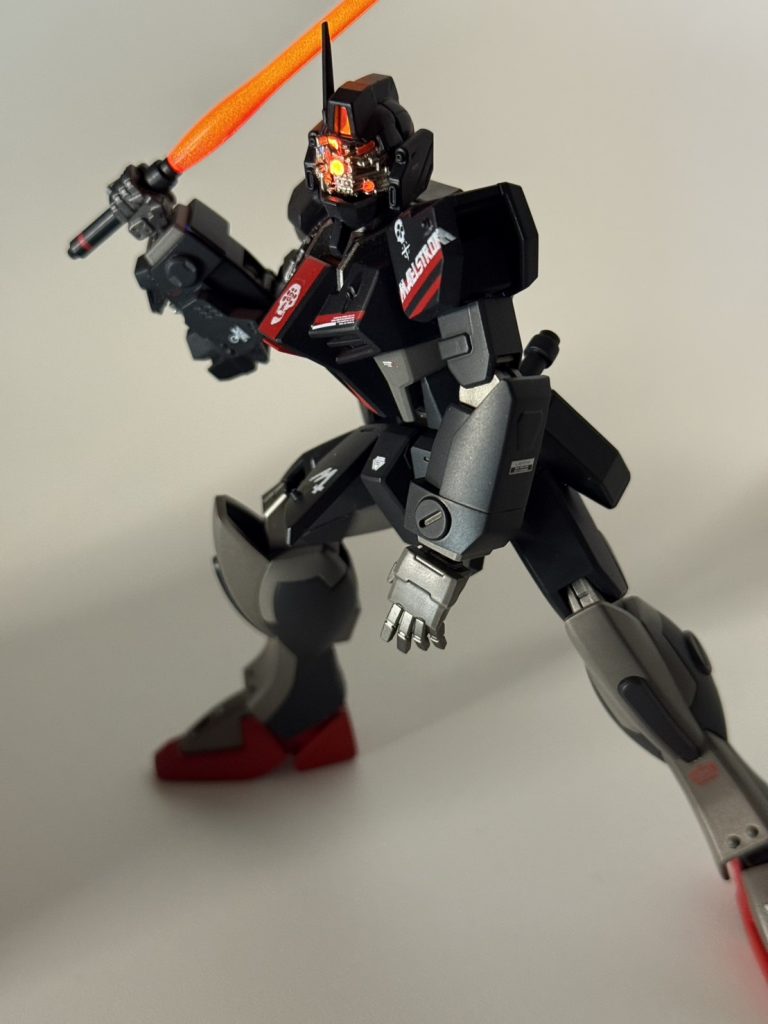 ビームサーベルも抜けます。ポージングはヤンキーが釘バットを持った感じをイメージしました。