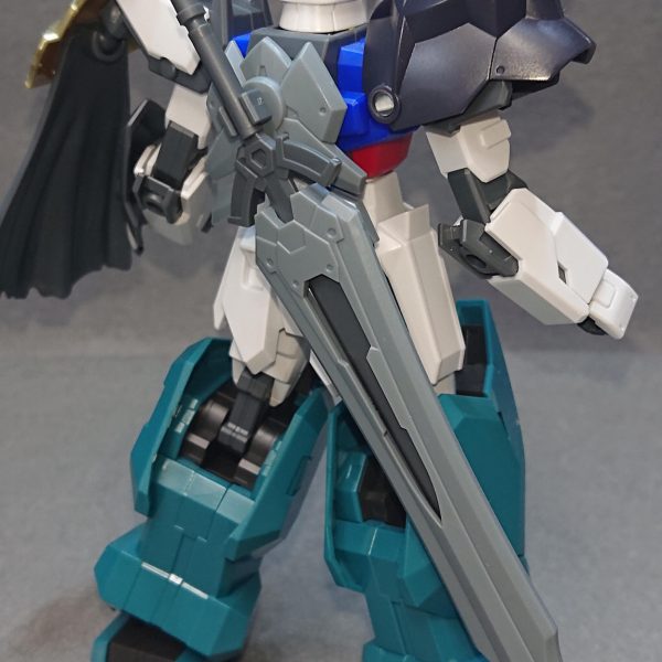 82番目のストライクの仮組ができました!今回の機体は、パワータイプの騎士をモチーフとした近接戦型のストライクになります💡前回から引き続きの“騎士型ストライクシリーズ”2機目になりますねw▼武装は“大剣”1本になります💡この大剣は“30MFアイテムショップ2(ファイターオプション)”に収録されているソードをベースに“30MFクラスアップアーマー(リーベンパラディン)”に収録されている武装強化パーツを組み合わせて作っています!今回の機体はパワータイプなので、左肩のショルダーシールドと左腕のシールドで敵の攻撃を防ぎながら前進し、1撃で敵を薙ぎ払う戦い方を考えています!力こそパワーって感じですねw▼1番の改造ポイントは、右肩の追加アーマーです💡このショルダーアーマーは“30MFクラスアップアーマー(ローザンウォーリア)”に収録されているモノになります接続方法としては、ストライクの肩アーマーがあると30MFのアーマーで挟み込めなかったので肩アーマーを撤去してから30MFのアーマーを被せました!被せただけでは固定出来ないのですが、追加アーマーの背面部には丁度良く3mmのジョイント穴があるので、そこの穴と合うようにストライクの肩フレームにも3mmの穴を開けてジョイントパーツで繋げています✨穴は最後にディテールアップパーツで塞ぐ予定です▼拘りポイントは、敢えて腰回りには追加アーマーを配置せず腰の細さを強調することで腕周りと脚部のマッシブさを強調しているところです✨前作の“シュヴァリエストライク”は腰回りのアーマーが強調されていたこともあり、それとの対比も狙っていたりしていますねw少しでも差別化と個性が出せていれば嬉しいです!▼新しい試みとしては、脚部がCジョイント接続であることを活かして水星キット系の脚部ミキシングに挑戦してみました💡今まで水星キットとのミキシングは苦手としていたのですが、少しずつ出来ることが増えてきて嬉しい限りですwただ、力強さを求めて“ルブリス・ウル”の脚部を組み合わせたまではイメージ通りだったのですが、脚が閉じれなくなったのは予想外でしたw💦▼パワー系らしく重厚感のあるカラーリングになるよう塗装を頑張りたいと思います✨では、完成投稿でまたお会いしましょうw(4枚目)