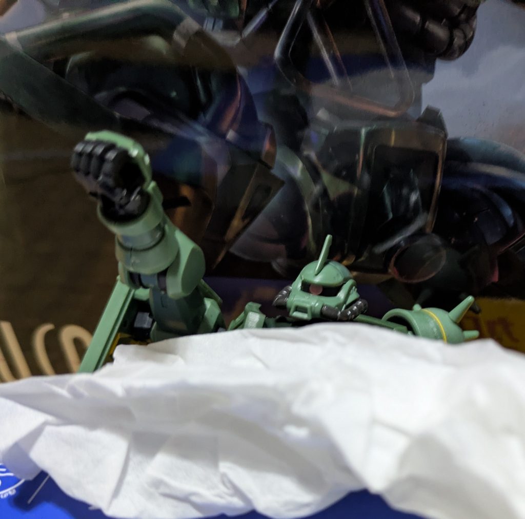 味方のザクを投げ飛ばす指揮官機