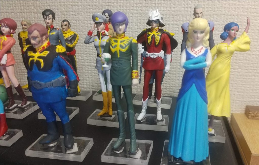 シャアのヘルメット右側の角が折れてしまい修復しました。