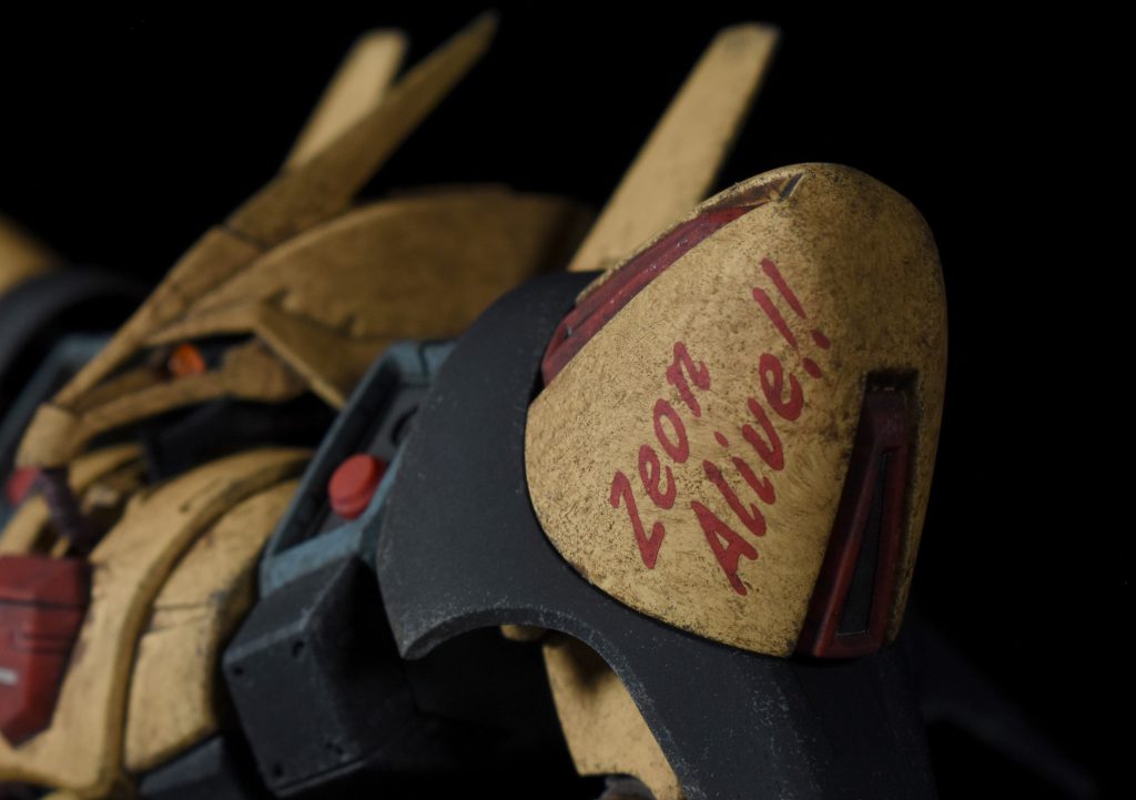 肩には自作のマスキングシートでジオンアライブの文字を塗装しています。