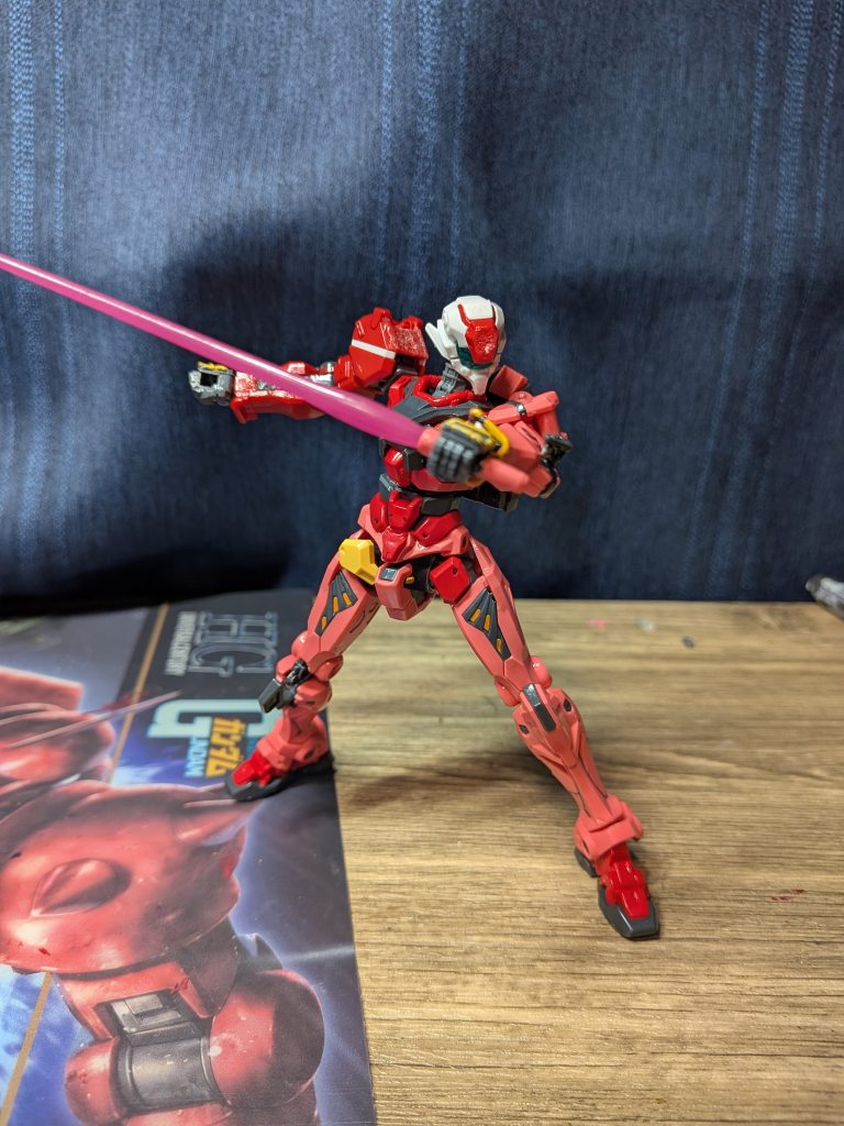 ビームサーベルは赤いガンダムの残骸の近くにあったものを使用。腕のアタッチメント以外取り外されており、理由はビット使わないからいらなくね？となったためであり、シールドを接続するために腕部のアタッチメントは残っている。