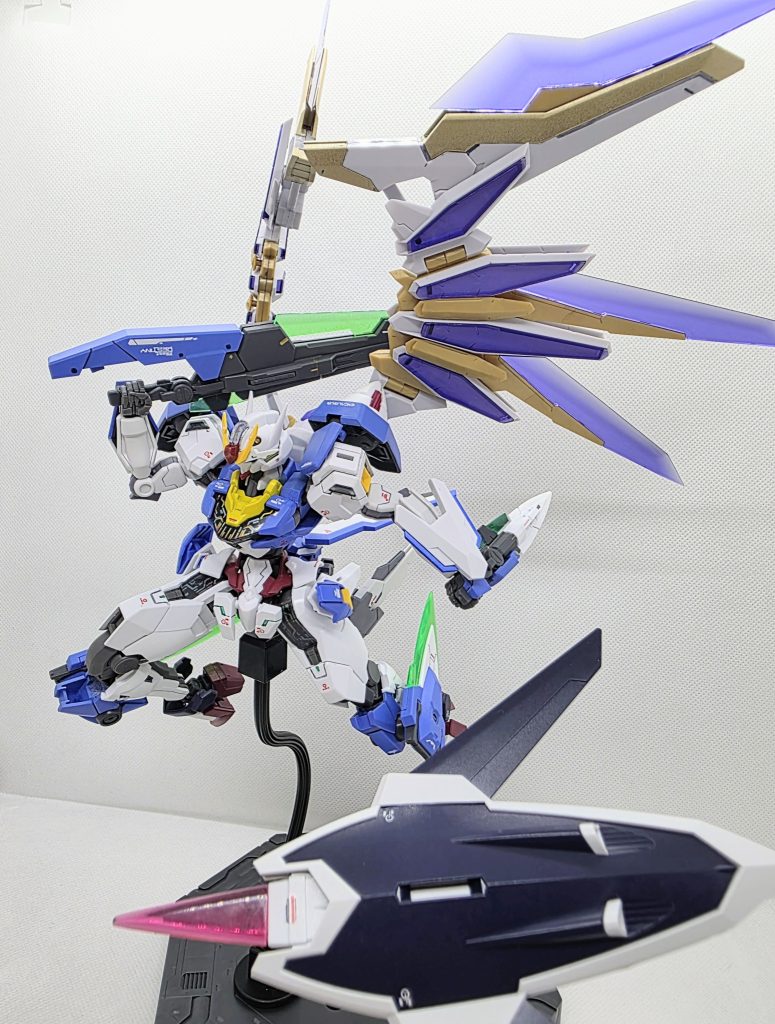 エリミネスタ〔フル・バーストモード〕「送電システムからの電力供給完了。機体電力オーバーフロー…余剰電力放出！」電力がオーバーフロー時に余剰電力分だけ使用可能な形態。そもそもウイングユニットのパーツが付け替えで沢山あったので、それっぽい設定をつけました！