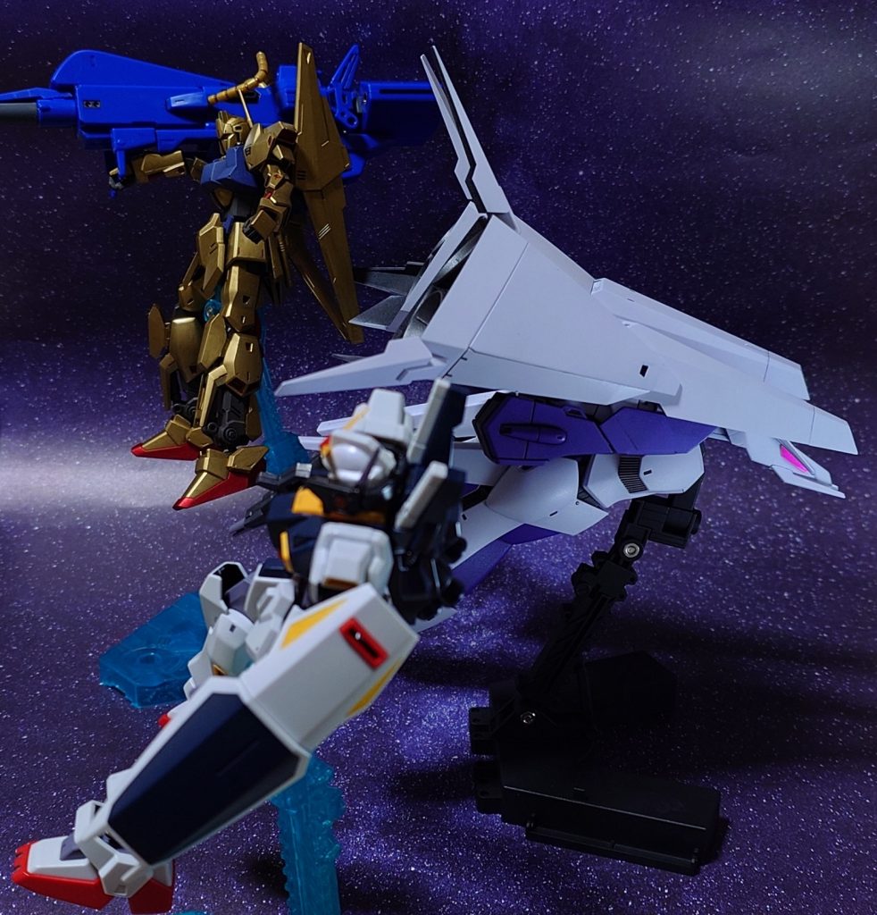 “んっ!?”“なにッ!?”シャトル“テンプテーション”を襲う、謎の機動兵器…モビルアーマー!?