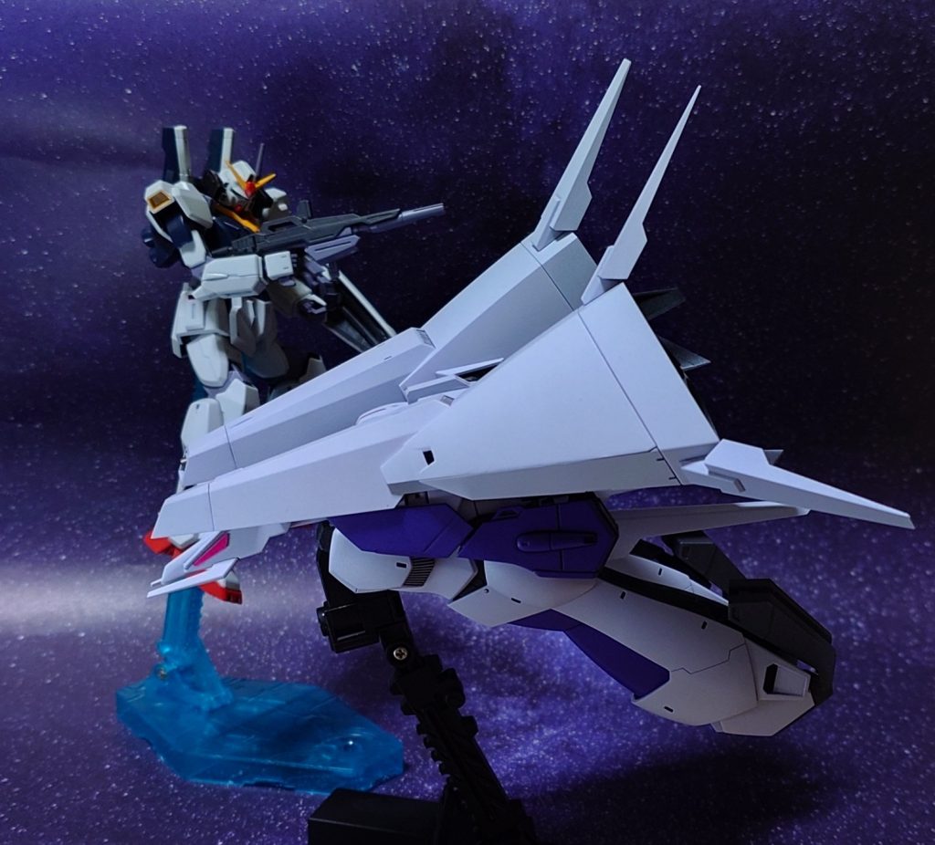 ガンダムMk-Ⅱの射撃をものともせず、パスしていくモビルアーマー。