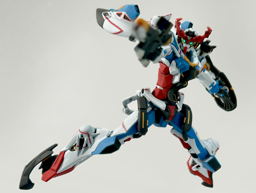 射撃独特なデザインのビームライフルですよね。白や黄色のラインの色分けが地味に難しかったシールド裏もかなり複雑な配色してますからね。苦労しましたよ。