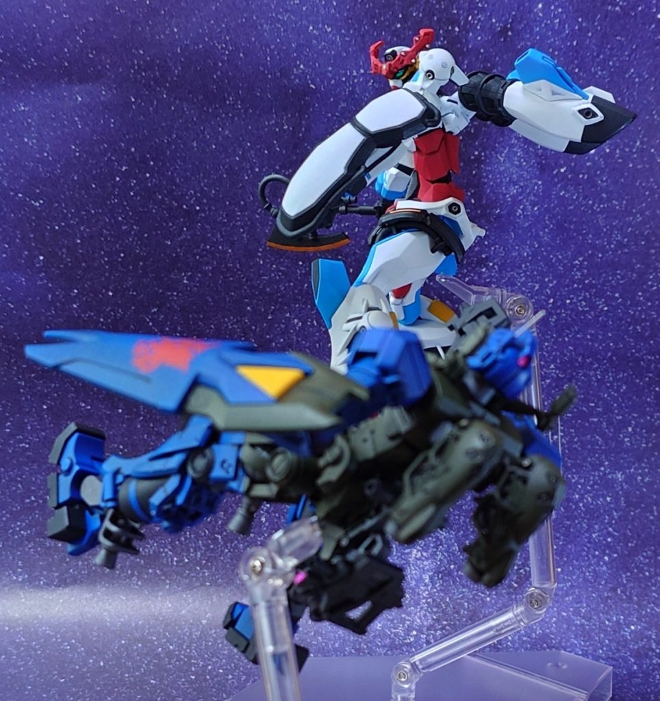 “こいつ、このマニューバを見切っているのかっ！”素早く回り込んで後ろを取ろうとする“ゲルググ”、それを予測し視線で追う“GQuuuuuuX”。