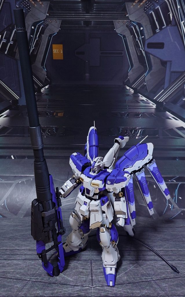 Hi-νガンダム本体との対比。工作は、ゲート痕処理、エッジ尖らせ、パーティングライン・段ズレ・ヒケの対処、面出し、穴あけ、市販パーツ貼り付け・埋め込みによるディティールアップを実施。