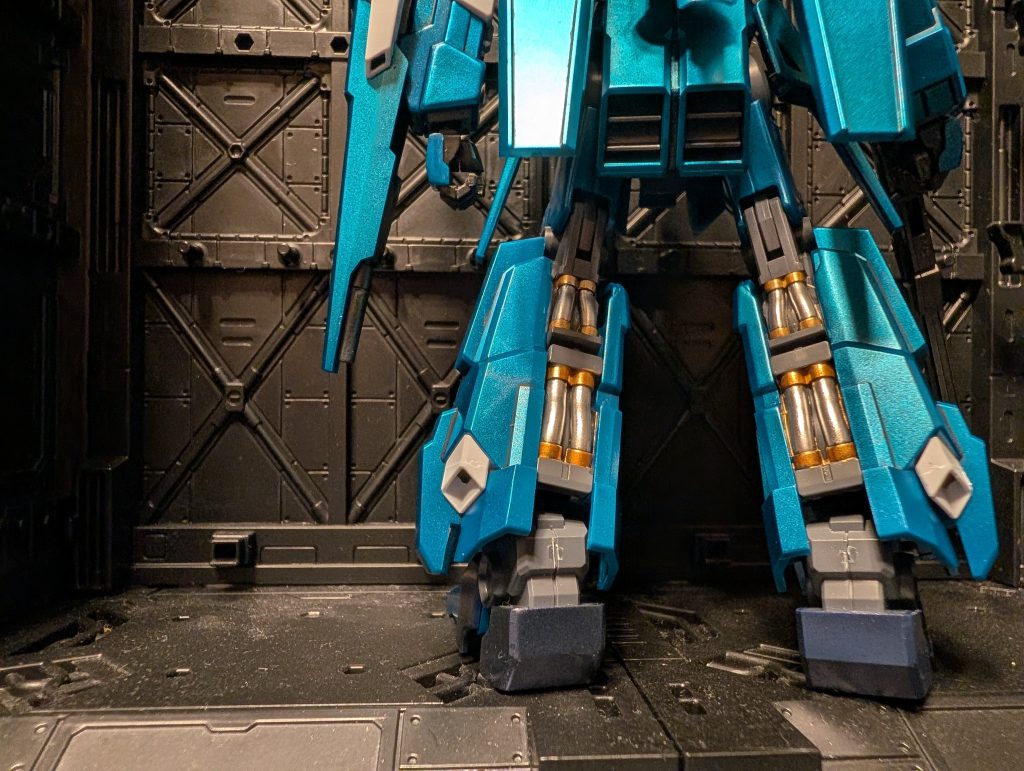 足裏の動力パイプもイエローゴールドとシャインシルバーで塗り分け。