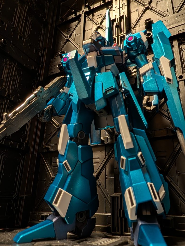 下から。スラスターの黒も頑張って塗り分け。肩のセンサのメタリックピンクの発色がいい!ロイヤルメタレッドより鮮やか。