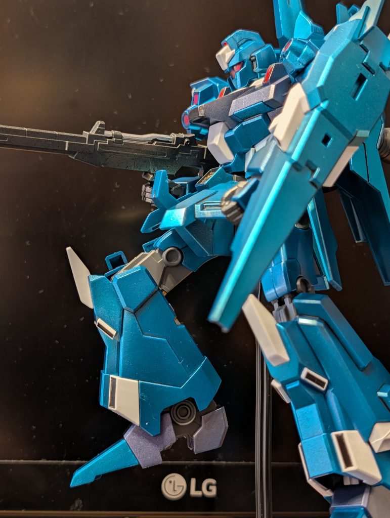 少しポージング。ライフルのパイプはシャインシルバーで塗り分け。量産機ですがリディさんの搭乗橋なのでカッコいい。