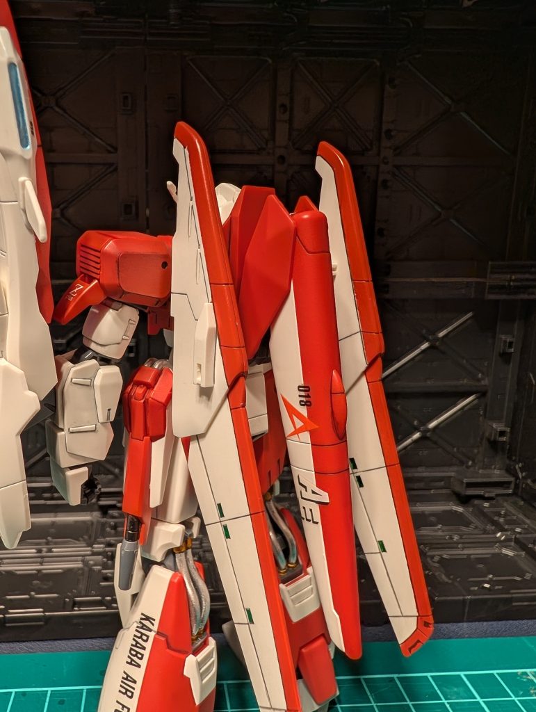 背中のウイングバインダーの塗り分け。スミ入れもキマった気がします。アナハイムエレクトロニクスのデカールもいいですね。