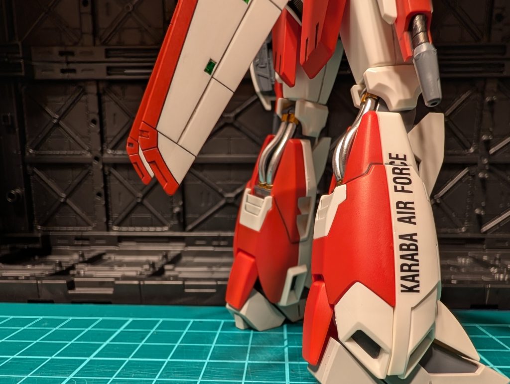 脚部はスラスターの中を黒に、膝裏のパイプもいつものシャインシルバーて塗り分け。足のカラバのデカールもいいですね。