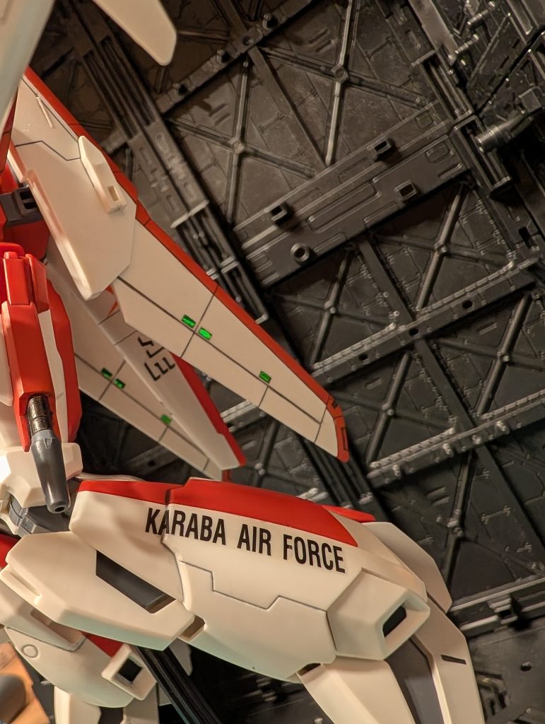 ウイングバインダーの四角のディテールは、メタリックグリーンをシールを貼ってセンサーっぽくしてみました。