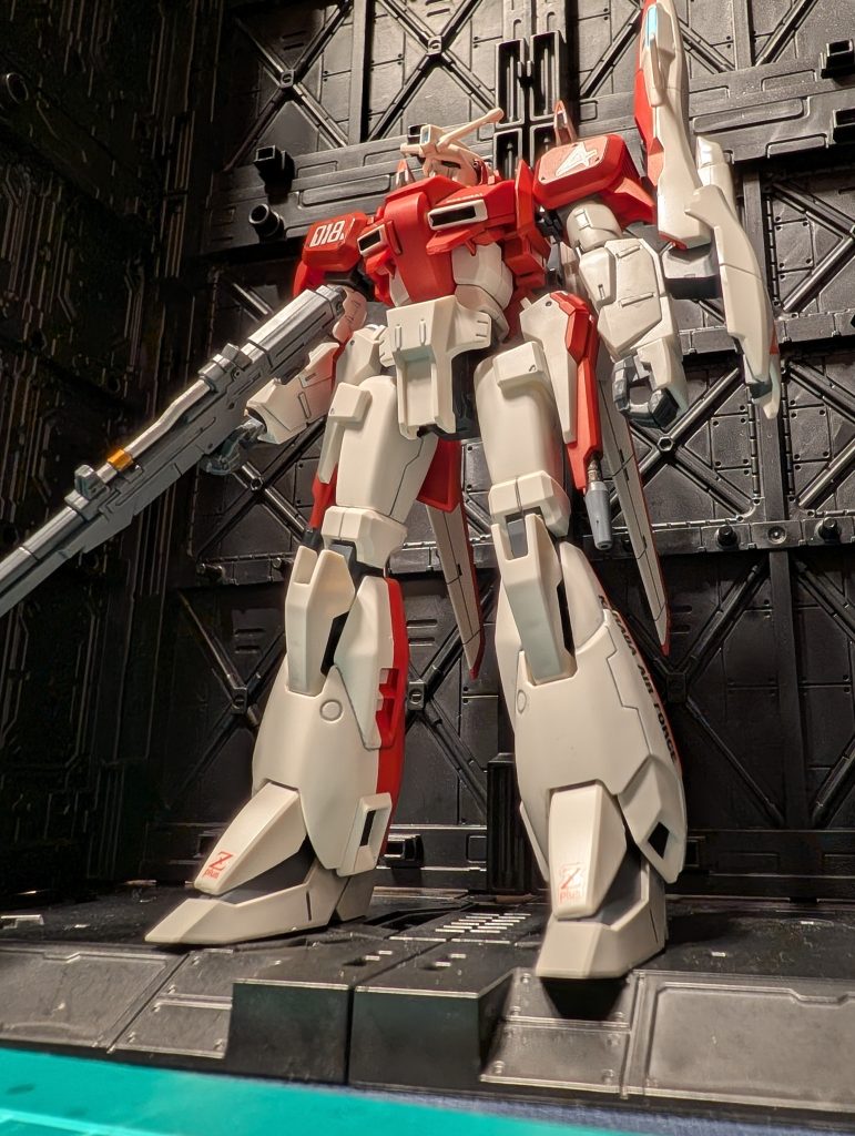 いつもの下からのアングル。赤は黒でスミ入してますがホワイト部分はグレーでスミ入れしてます。