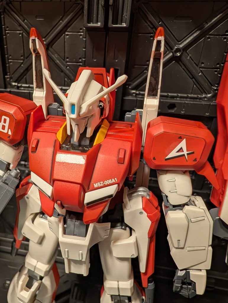 頭部は、頬のレッドとバルカンは塗り分け。襟のイエローもシールですがここも塗装。ガンダムマーカーのイエローは塗膜が弱い印象があるのでつや消しクリアー吹いて保護。ついでに首元もメタリックブラックでフレームっぽく塗り分けました。全体的にスミ入れも実施。