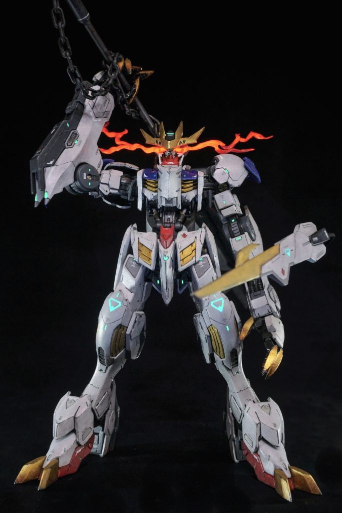 一度はやってみたかった蛍光塗料とブラックライトによる光物。目のエフェクトは100均の透明プラ板を伸ばしランナーの要領で蝋燭で炙りながら成形して透明レジンで肉付け。装甲部の緑光部はHIQオーロラシールに蛍光緑を粘着部に転写してそれを細切りしたものを張り込みました。