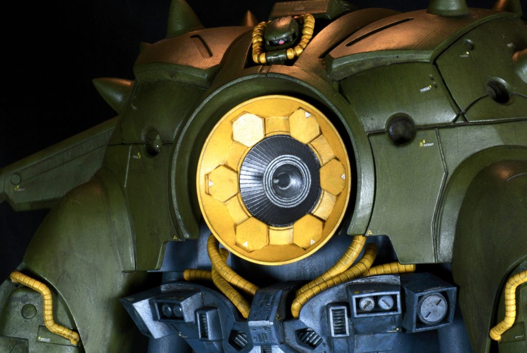 正面のアップです。頭部とメガ粒子砲の間にコックピットハッチがあるのですが、危なすぎでしょう🙅