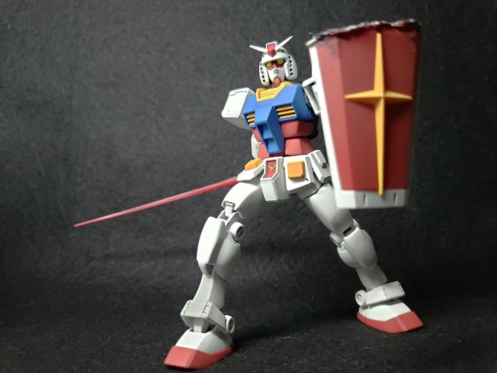 主に頭部と脚部の形状を変更して、アニメ劇中の安彦さんが描いたフォルムに近づけています。頭部はほぼスクラッチ。脚部の改造については「製作中」のページで詳細を公開しております・・・・