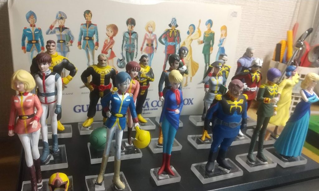 サーフェイサーを吹いてからラッカー塗料を筆塗りしています。服装の影は一度つや消しコートをしてから100均で買ったアイシャドウを塗り、仕上げにもう一度つや消しコートを塗布しました。