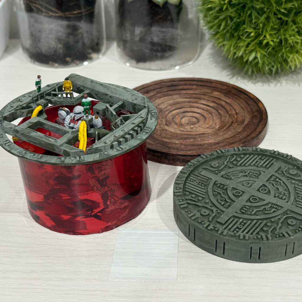 下から木の台座。3Dプリンタで出力した土台、魔法陣ぽくなってます(センス、、、)。ザクはレジン液に沈めて、兵士たちが乗っている足台の部分も一緒に付け込んで硬化させています。入れるの忘れましたが他にLEDライトが有ります。