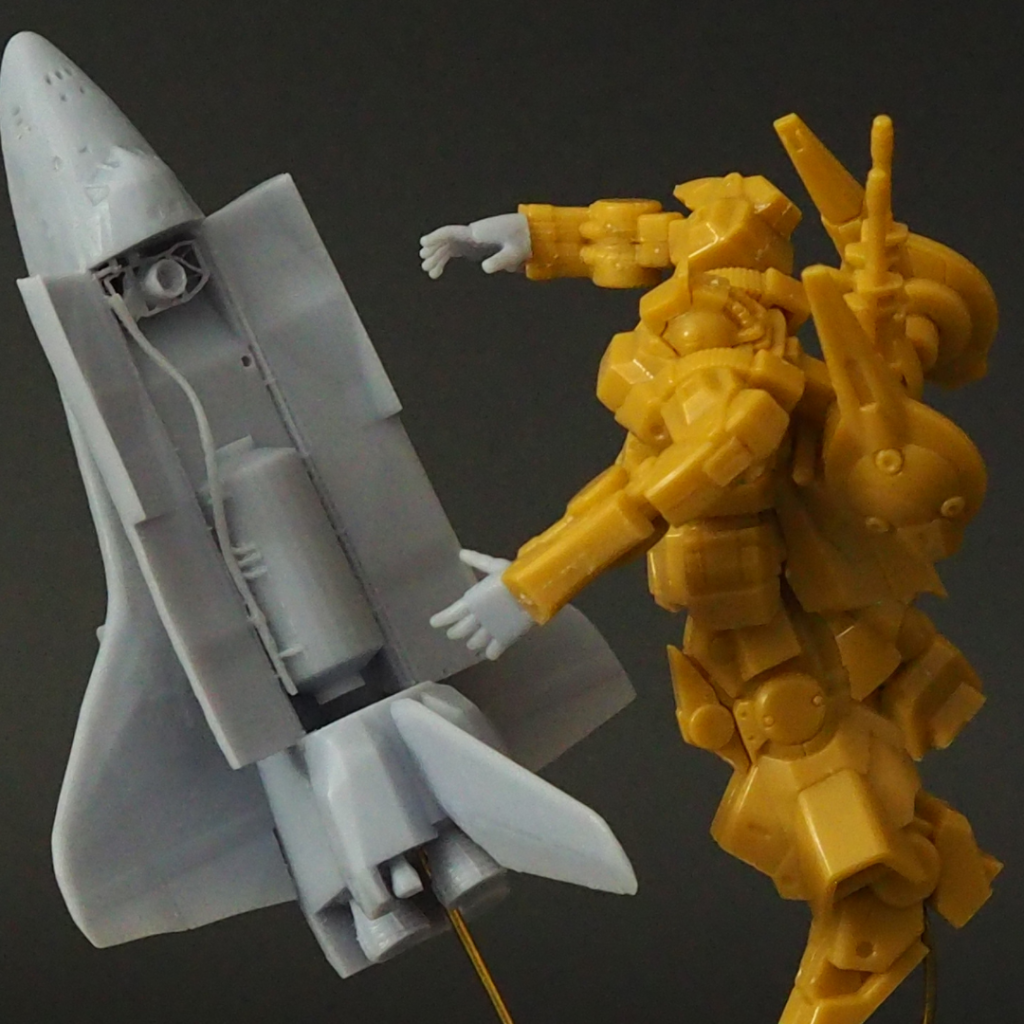 制作について、シャトルは既存モデルを改造して利用。ディアスは表情付けをしたかったので両手を新造。浮いているように足首の角度なんかも修正。