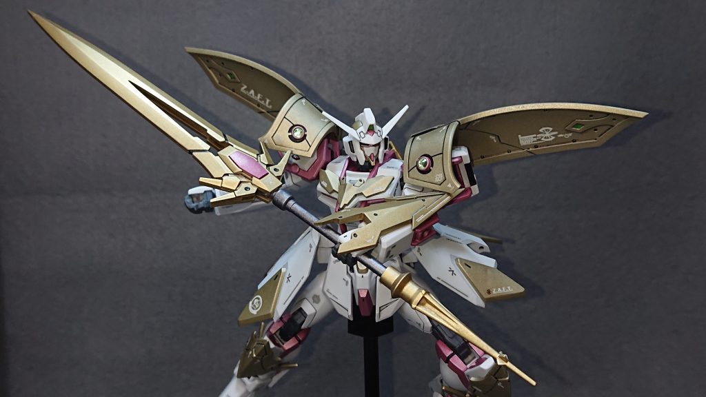 メインの武装は、30MFのパーツを組み合わせて作ったオリジナル武装の“ランサーソード”になります💡“ショートランス”と“大剣”を組み合わせたデザインになっており、ショートランスの利点である“取り回しの良さ”と“スピーディーな連続攻撃”を得意としています✨刀身が大剣サイズになっているので“遠視力を利用した重たい一撃”を打ち込むことも可能です！前作の2機とも違う個性的な武装に仕上げることが出来て満足していますｗサブ武装として左腕にアーマー兼ショートソードのような武装を取り付けているので、ランサーソードの間合いの内側に入り込まれても防御、攻撃共に対応できるようになっています！比較的地味な武装ですが、戦場ではこういうシンプルな装備こそがパイロットの命を助けてくれると信じていますｗ✨