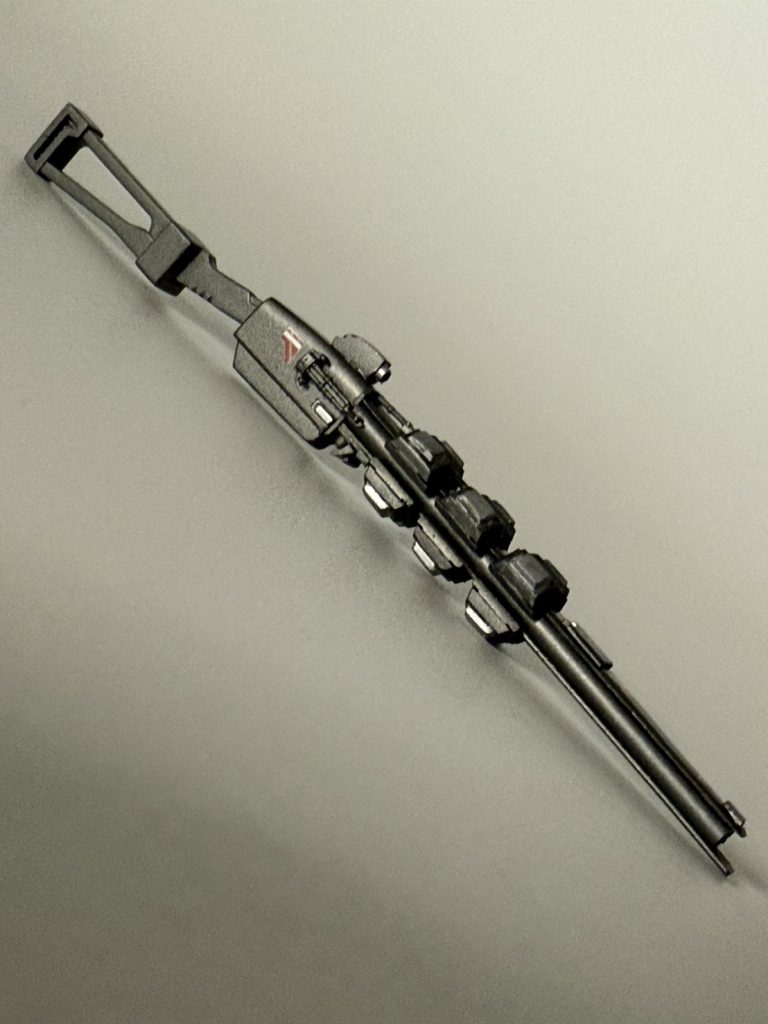 ショットガン単体。グリップの握り方を変更して、薬室より先が自作部分になっています。細かい箇所が多くて大変だったけどキットに握らせるといまいちポーズが決まらない罠。