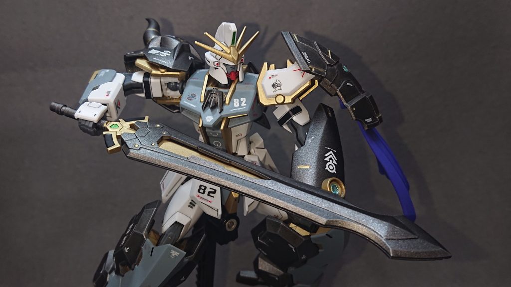 メインの武装は、30MFのパーツを組み合わせて作った“大剣”1本になります💡この大剣は“30MFアイテムショップ2(ファイターオプション)”に収録されているソードをベースに“30MFクラスアップアーマー(リーベンパラディン)”に収録されている武装強化パーツを組み合わせて作っています！武装にもちゃんとパーツ分割があると塗装が楽で良いですねｗ戦い方としては、パワータイプらしく左肩のショルダーシールドと左腕のシールドで敵の攻撃を防ぎながら真っ直ぐ前進し、1撃で敵を薙ぎ払うちょっと脳筋っぽいのをイメージしていますｗシンプルかも知れませんが騎士らしく威風堂々と戦って欲しいと考えています！