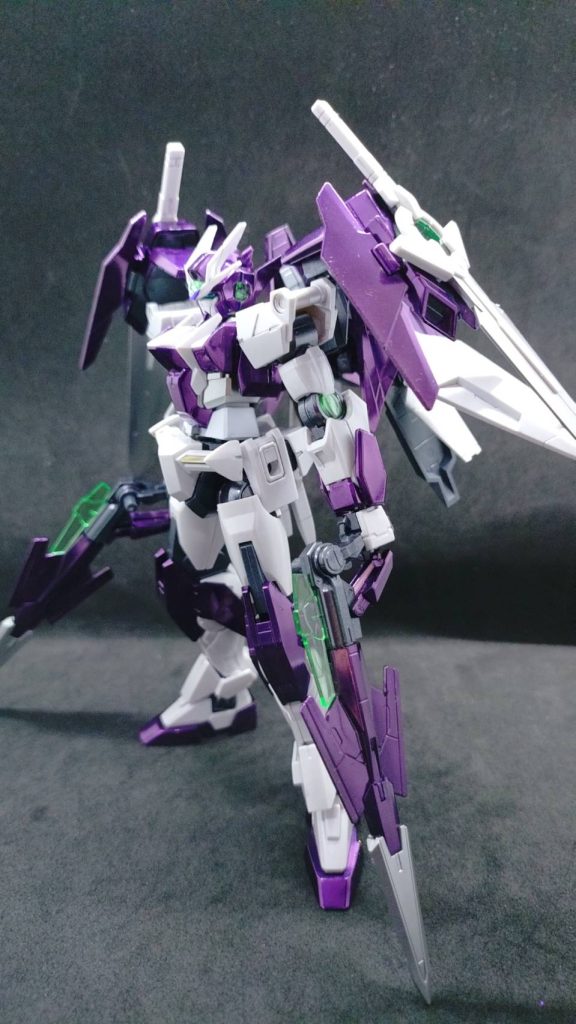 ライトを当てた時。赤多めの紫メッキ、卒業された最推しアイドルさんのメンカラーです。