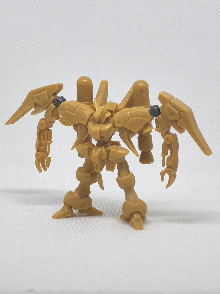 改造後。元々の腕部用穴の位置に追加でスラスターを埋め込んでいます。