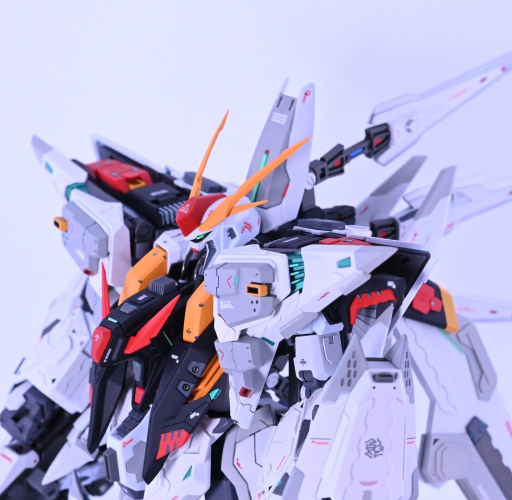 フェイスパーツはRGウイングガンダムゼロのものに差し換えています首には蛇腹チェーンを2本装備 肩の間がスカスカな印象だったのでジャンクパーツを組み合わせたもので埋めています